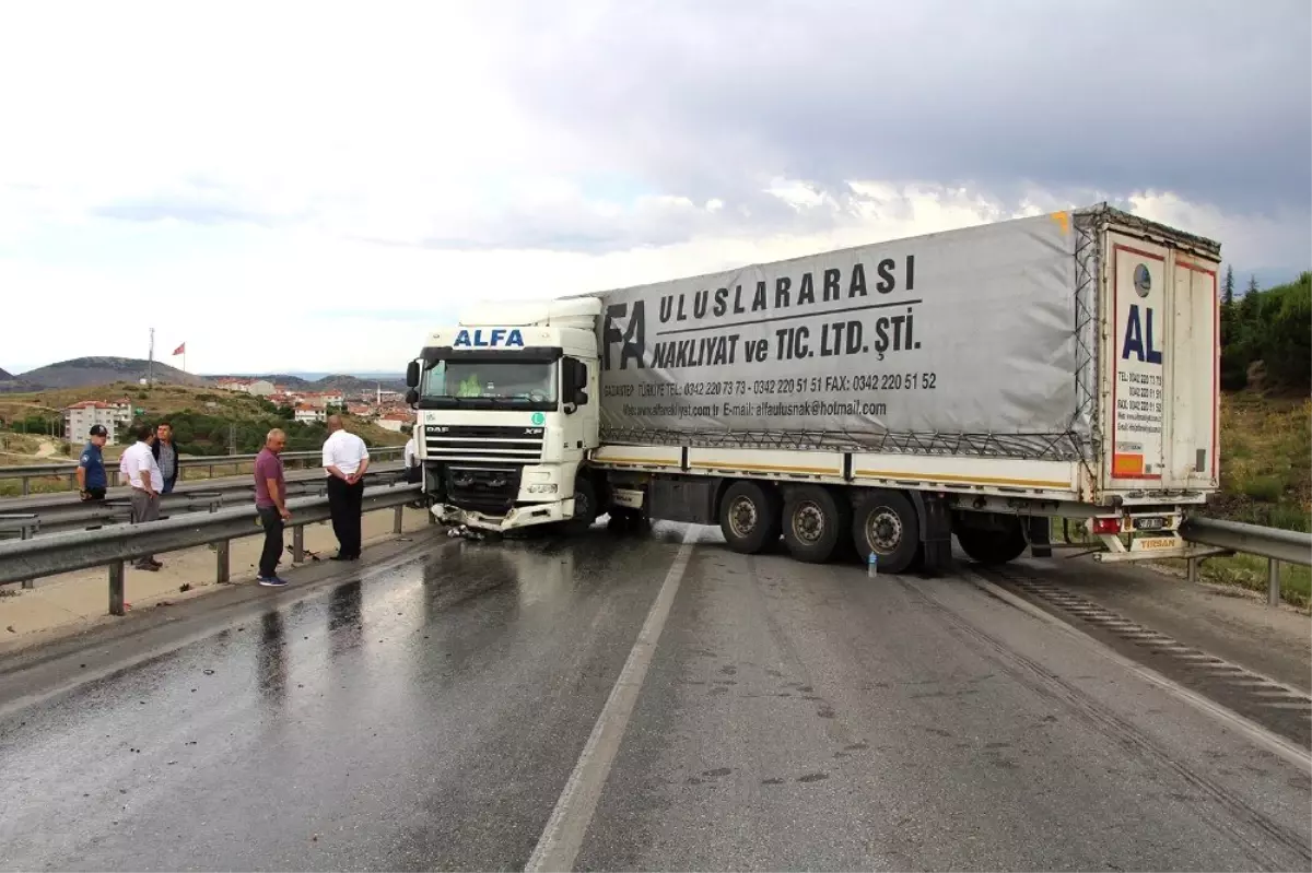 Kontrolden çıkan tır, karayolunu trafiğe kapattı