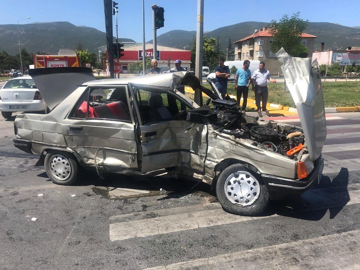 Konya\'da tır ile otomobil çarpıştı: 3 yaralı