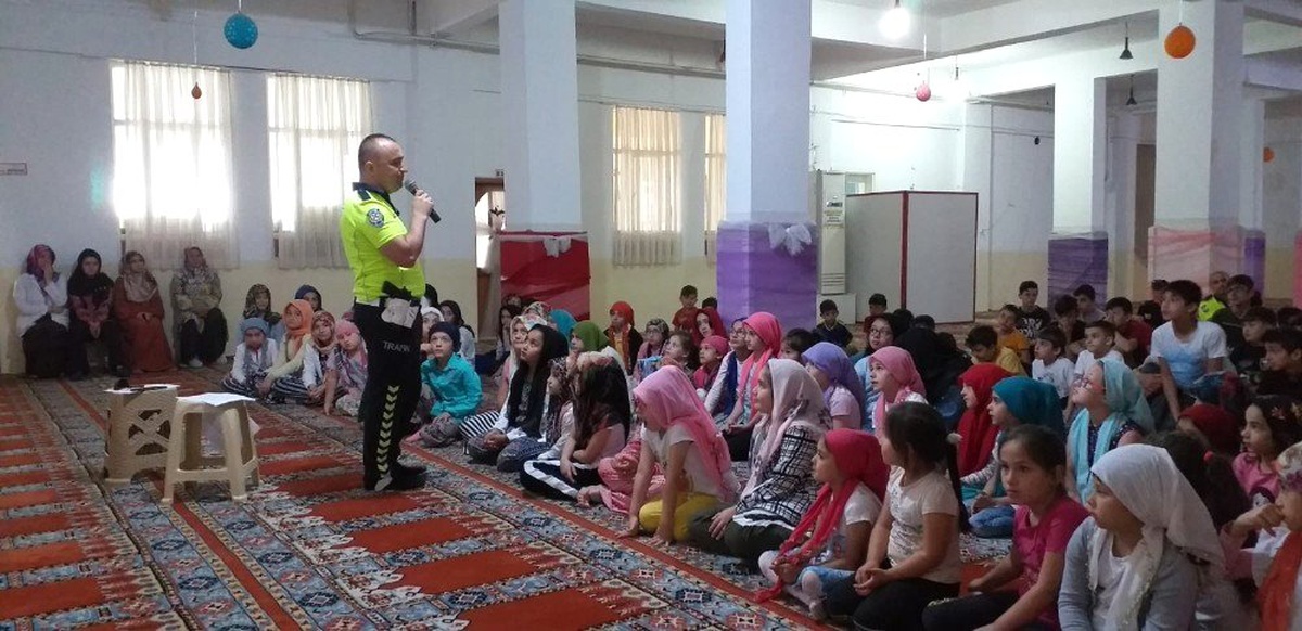 Kur\'an kursu öğrencilerine trafik semineri
