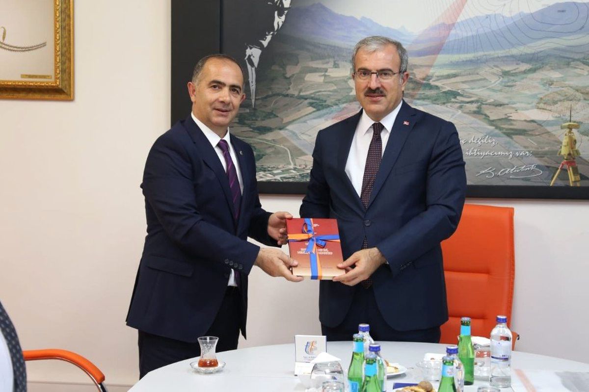 Kütahya Valisi Ömer Toraman\'dan Eskişehir Tapu ve Kadastro Müdürlüğüne ziyaret