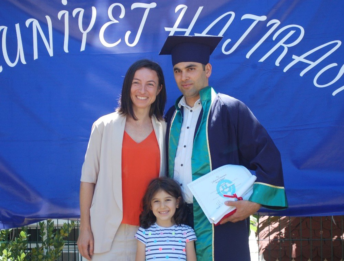 Okul birincisi olan öğrenci, öğretim görevlisi eşinden diplomasını aldı