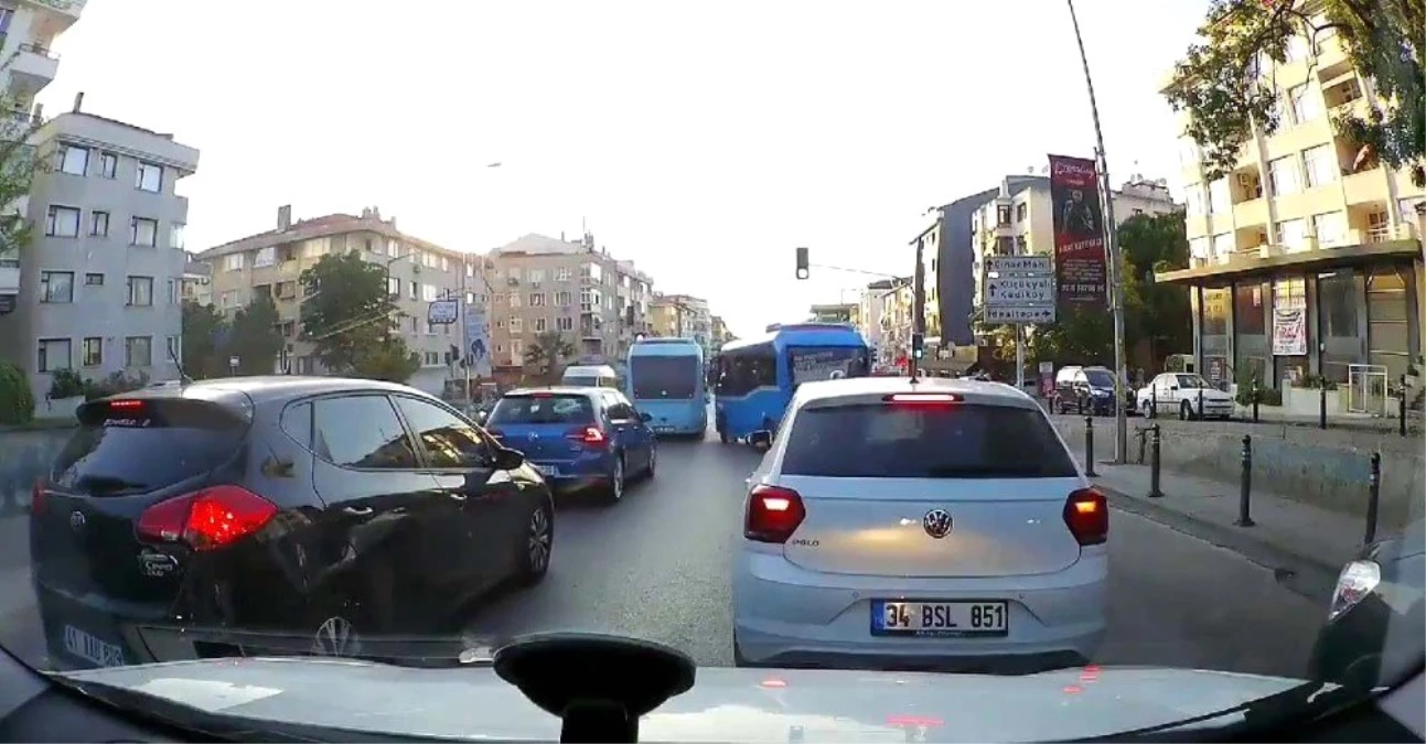 (Özel) Maltepe\'de minibüsçülerin yolcu kapmak için yarıştığı anlar kamerada
