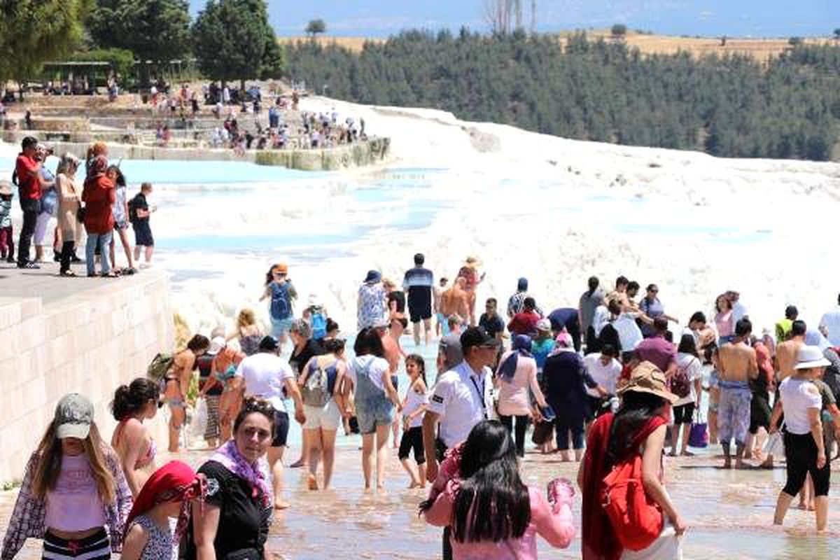 Pamukkale\'yi 6 ayda 1 milyon kişi gezdi