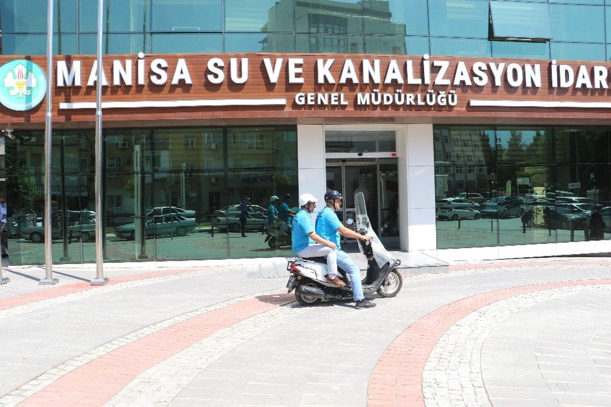 Personel gibi giyinip motosikletle sahaya inerek sayaç okuyor
