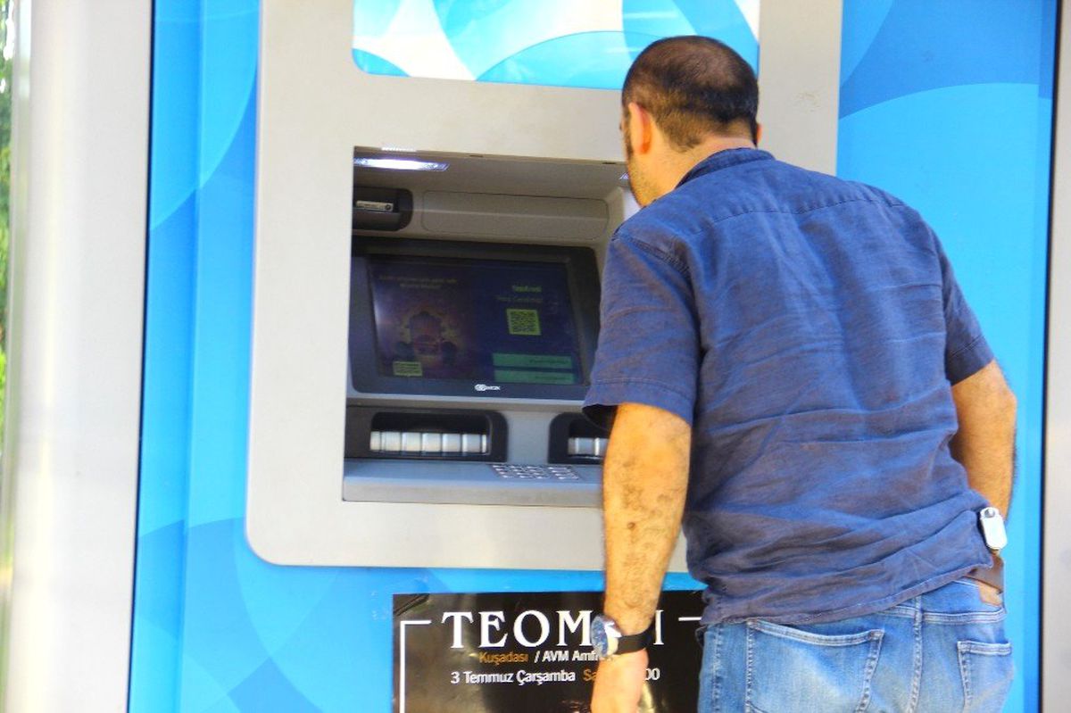 Polis kimse dolandırılmasın diye sabaha kadar bankamatik başında nöbet tuttu