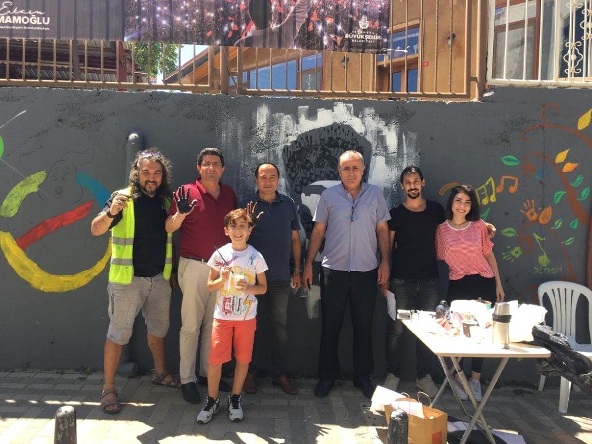 Sanat akademisi öğrencileri, duvarları hayal dünyalarının renklerine boyadı