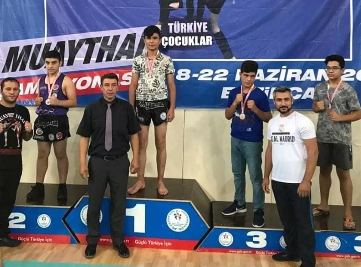 Sivaslı sporcular Erzincan\'dan madalyayla döndü