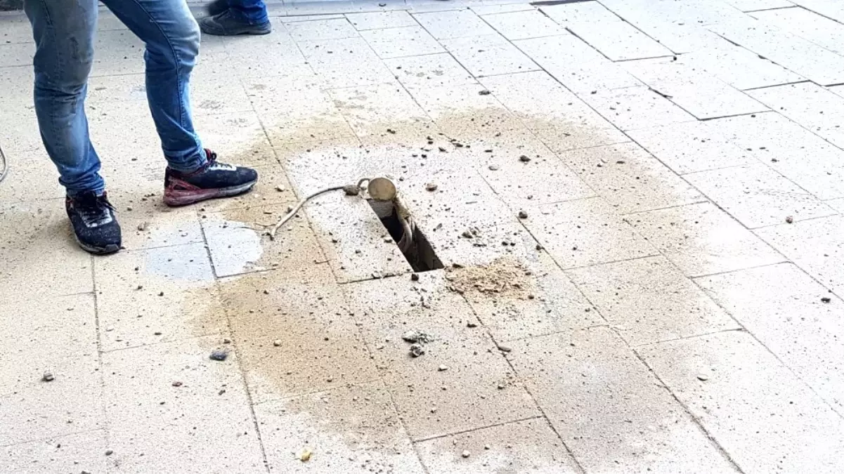 Tarihi caminin bahçesinde doğalgaz borusu patladı