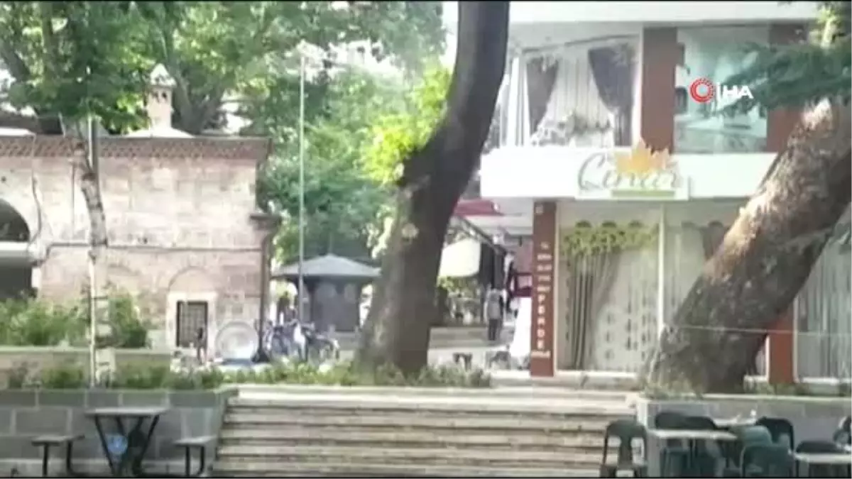 Tarihi caminin bahçesinde doğalgaz borusu patladı
