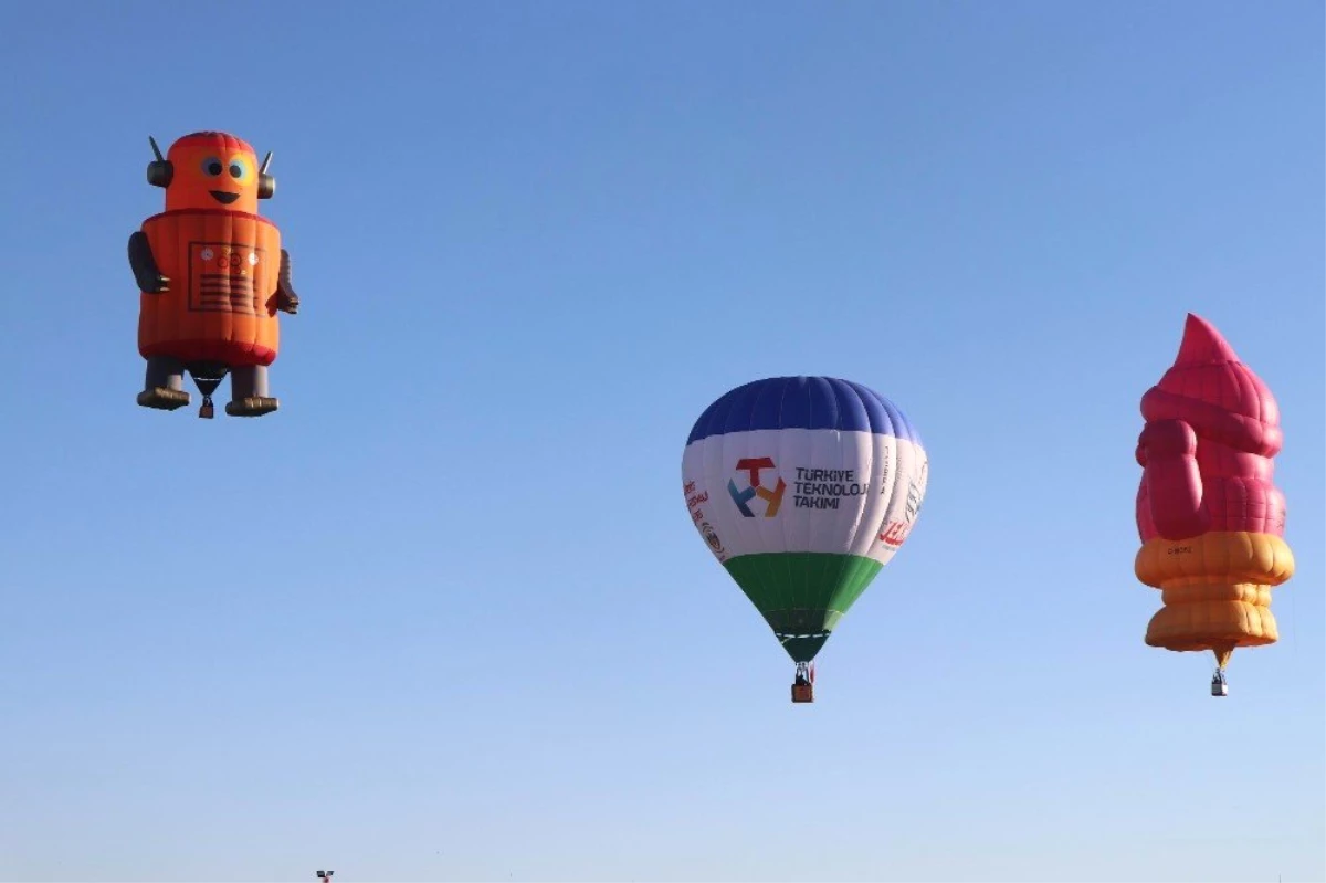 Türkiye\'nin ilk balon festivalinde gökyüzü şenlendi