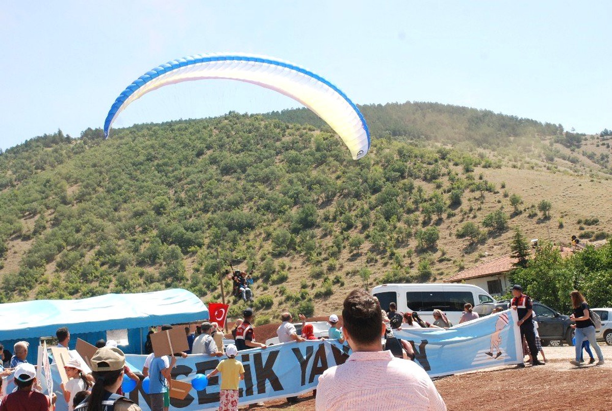 Yamaç paraşütüyle atladılar, yaya geçidinden geçtiler
