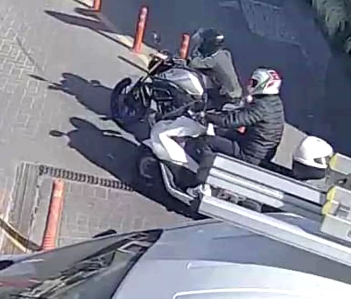 Alışveriş merkezinin otoparkında motosiklet hırsızlığı kamerada