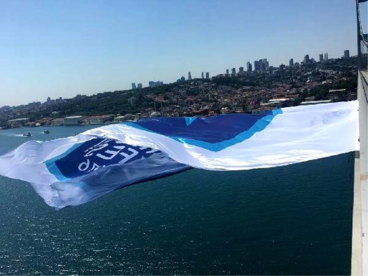 Anadolu Efes\'in bayrağı İstanbul Boğazı\'nda