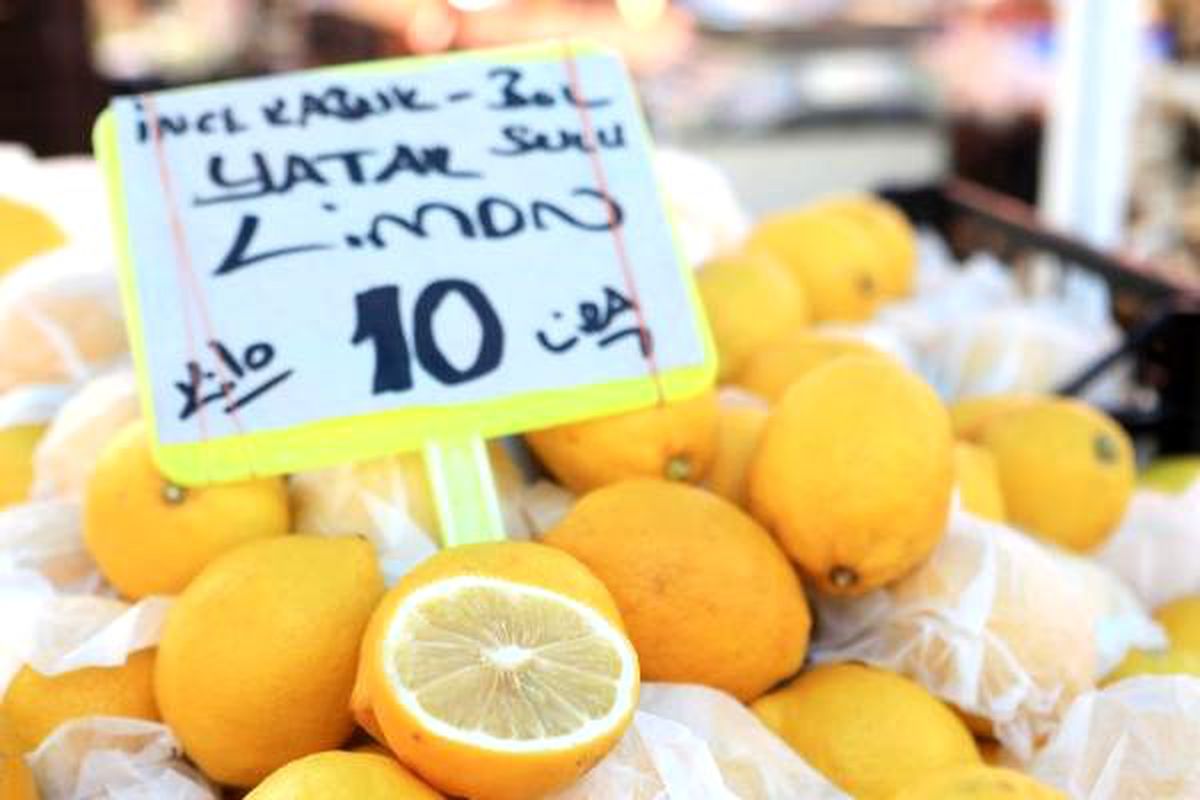 Antalyalı, limonu taneyle alıyor