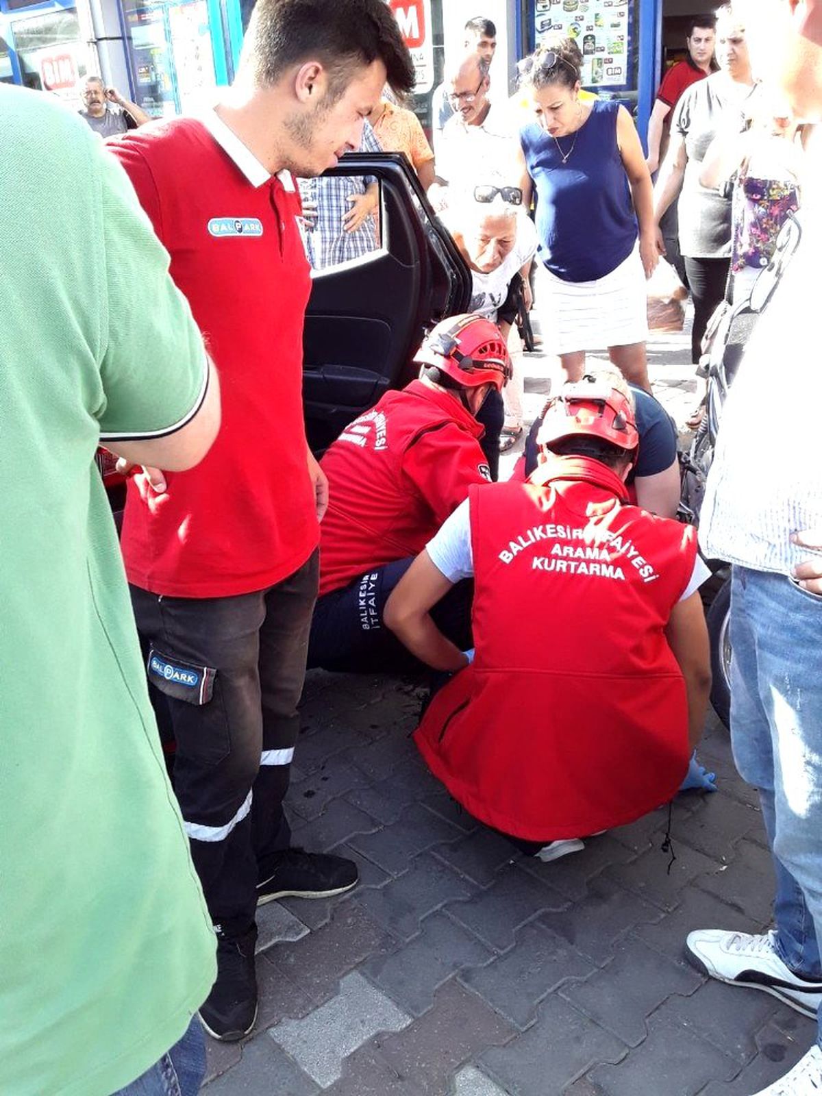 Araç içinde unutulan köpeği itfaiye kurtardı