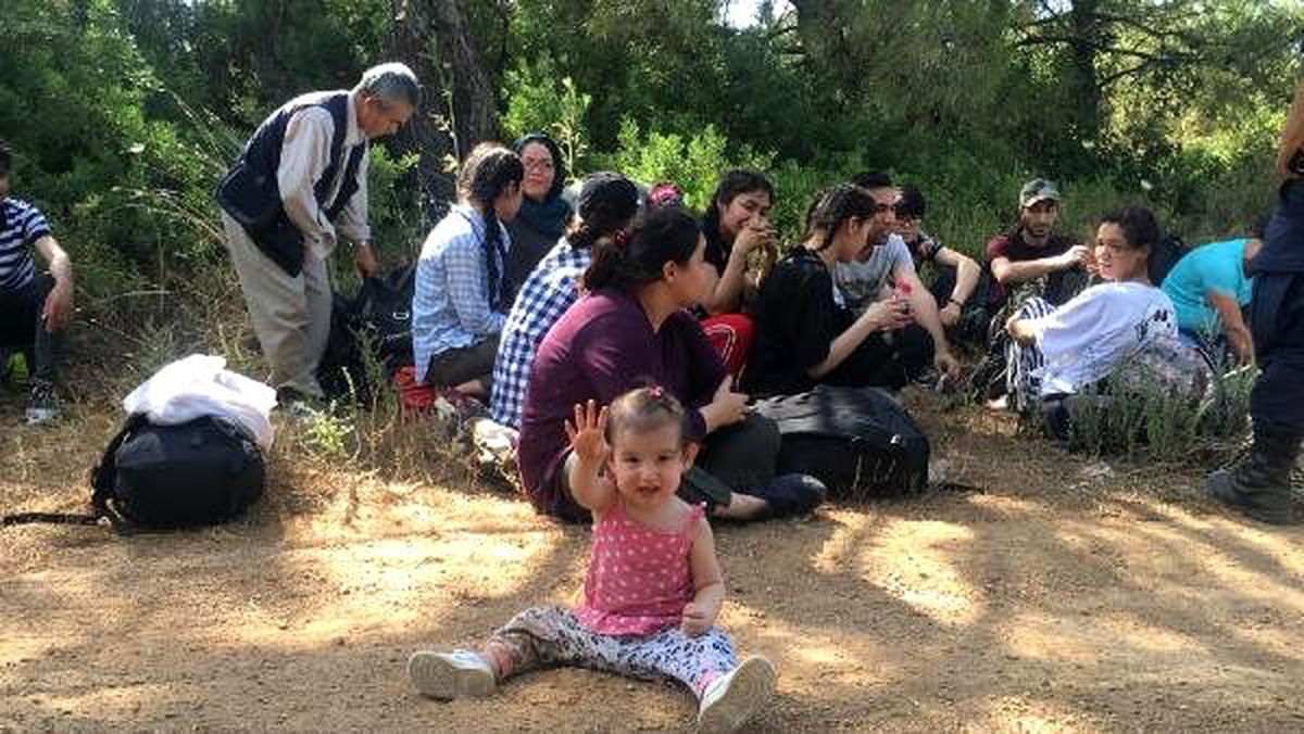 Ayvalık\'ta 35 kaçak göçmen ile organizatör yakalandı