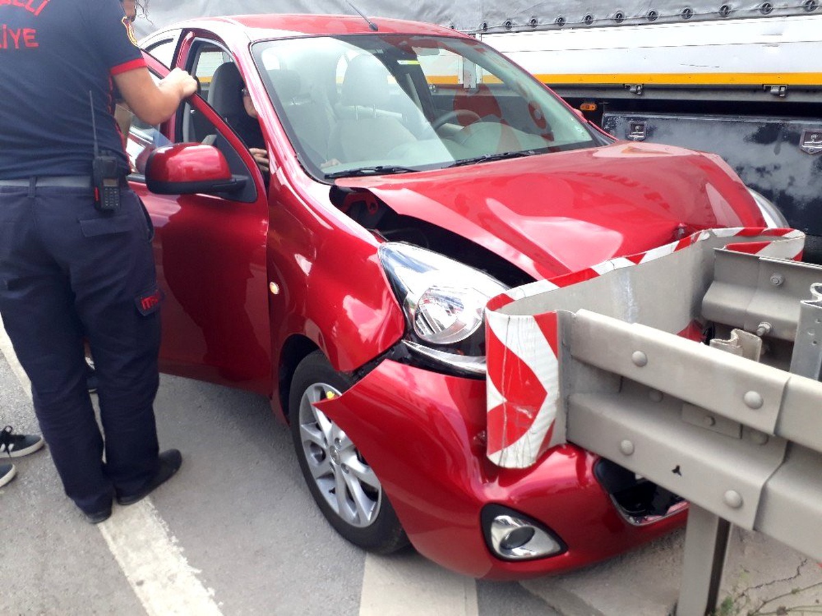Bariyerlere çarpan otomobildeki vatandaşlar şok geçirdi