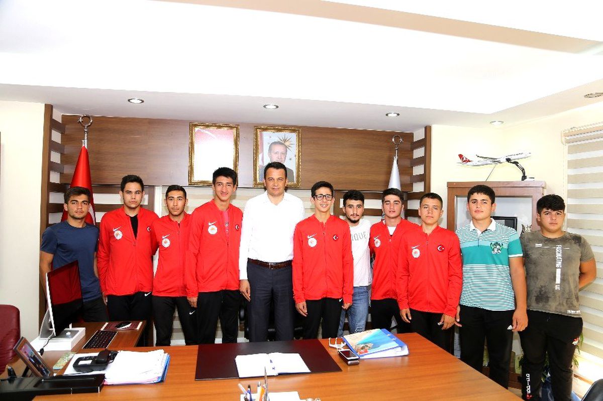 Başkan Ulutaş güreşçileri Kırkpınar\'a uğurladı