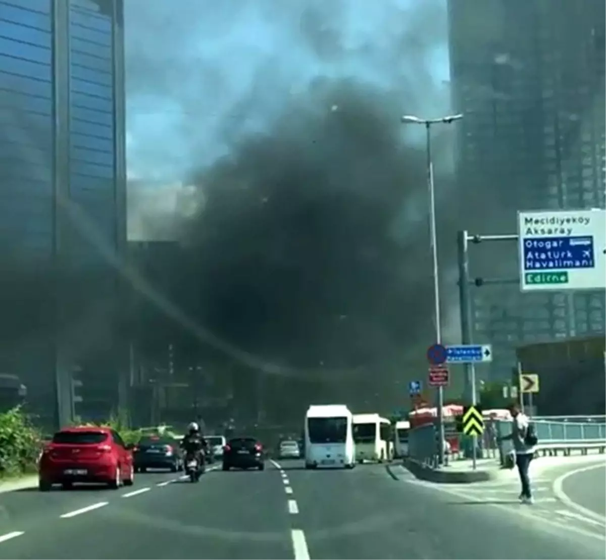 Beşiktaş\'ta rezidans inşaatında korkutan yangın