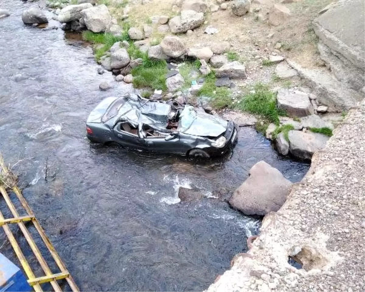 Dereye yuvarlanan otomobildeki kuzenlerden biri öldü, diğeri yaralı