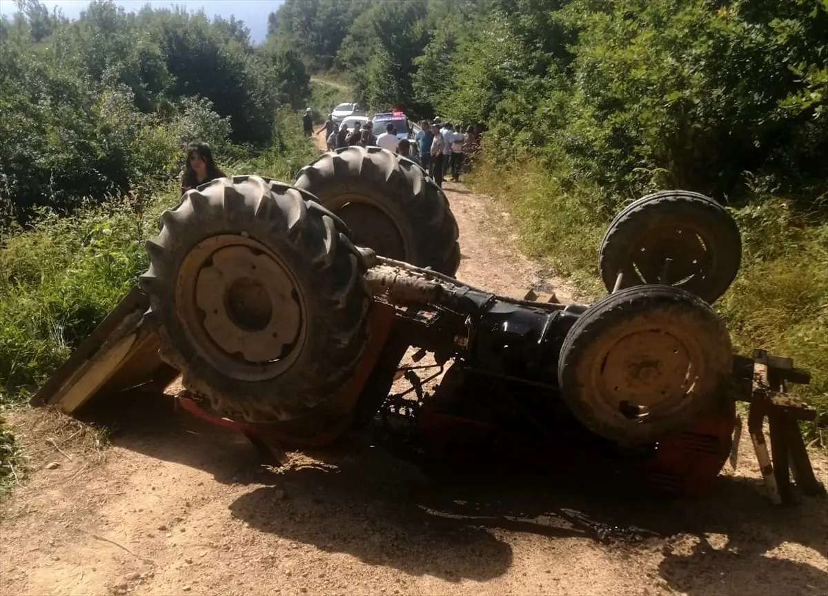 Devrilen traktörün altında kalan sürücü yaşamını yitirdi