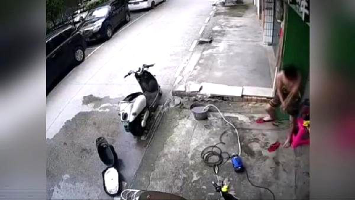 Elektrik çarptı, akımdan kendi çabası ile kurtuldu
