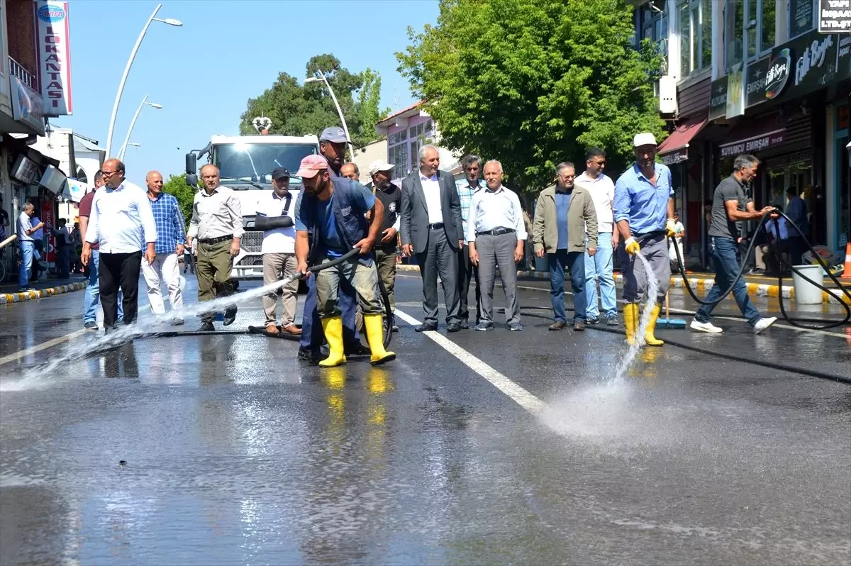 Eleşkirt\'te yollar yıkandı