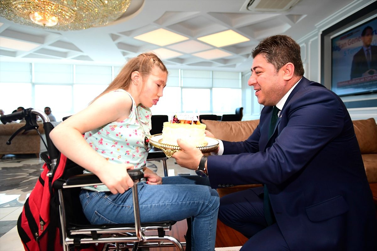 Epilepsi hastası Sudenur\'a sürpriz doğum günü