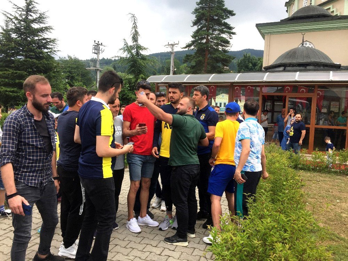Fenerbahçeli futbolculara Cuma namazı çıkışında yoğun ilgi