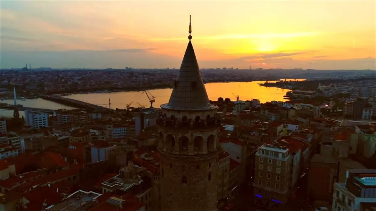 Galata Kulesi\'nin gün batımıyla birleşen manzarası mest etti