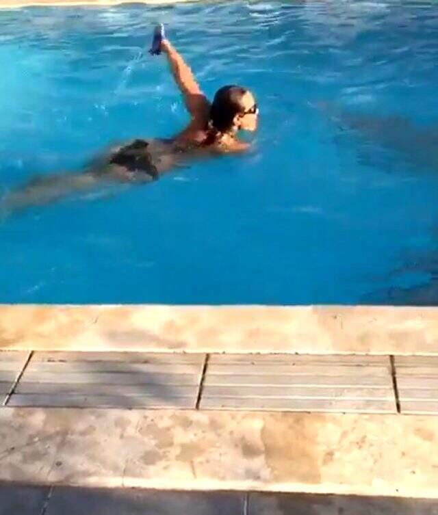 Başarılı şarkıcı Hülya Avşar’ın bikinili videosuna beğeni yağdı Son