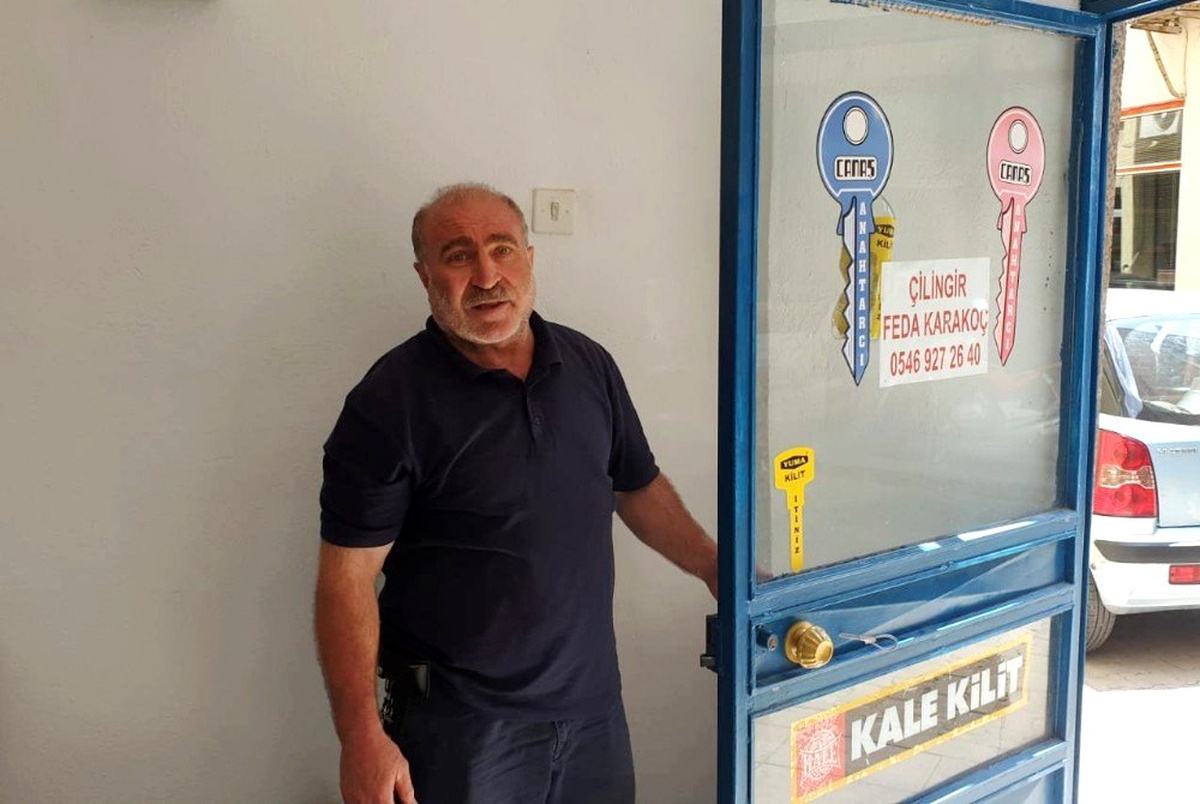 Kapısını kapatmayanlara sinirlenip otomatik kapı yaptı