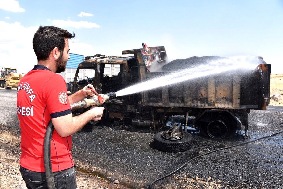 Karayollarına ait kamyon yanarak kül oldu