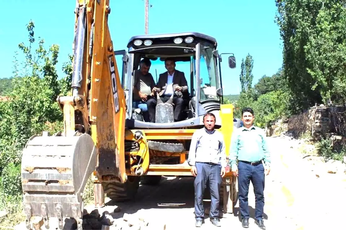 Kaymakam Okatan, iş makinesiyle yol yapım çalışmasına katıldı