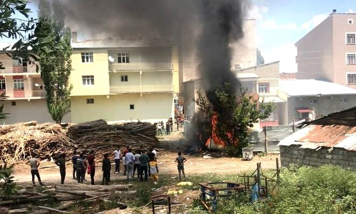 Kereste atölyesinin yanındaki evde çıkan yangın korkuttu