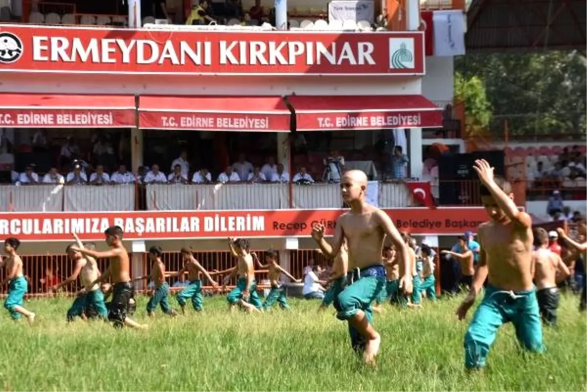 Kırkpınar, minik pehlivanların çayıra çıkmasıyla başladı