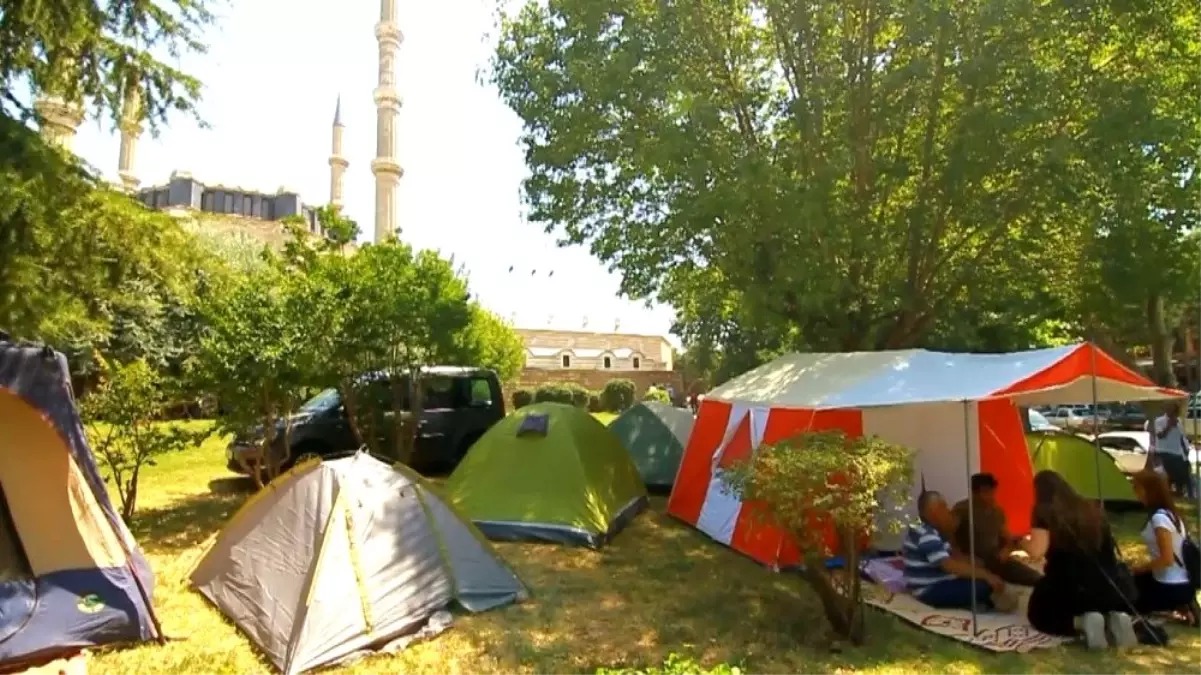 Kırkpınar sevdalıları geceyi Selimiye Camii avlusunda geçirdi