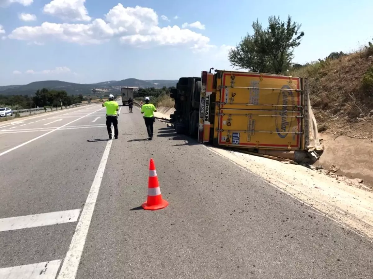 Kola yüklü tır kanala düştü