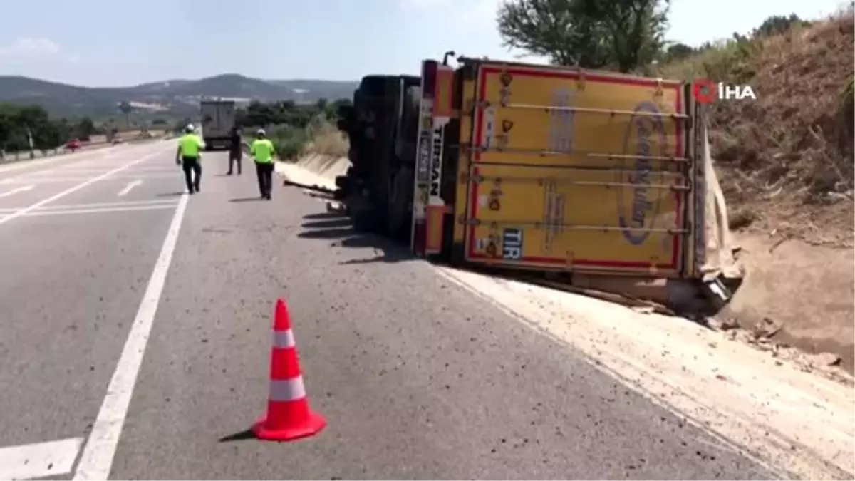 Kola yüklü tır kanala düştü