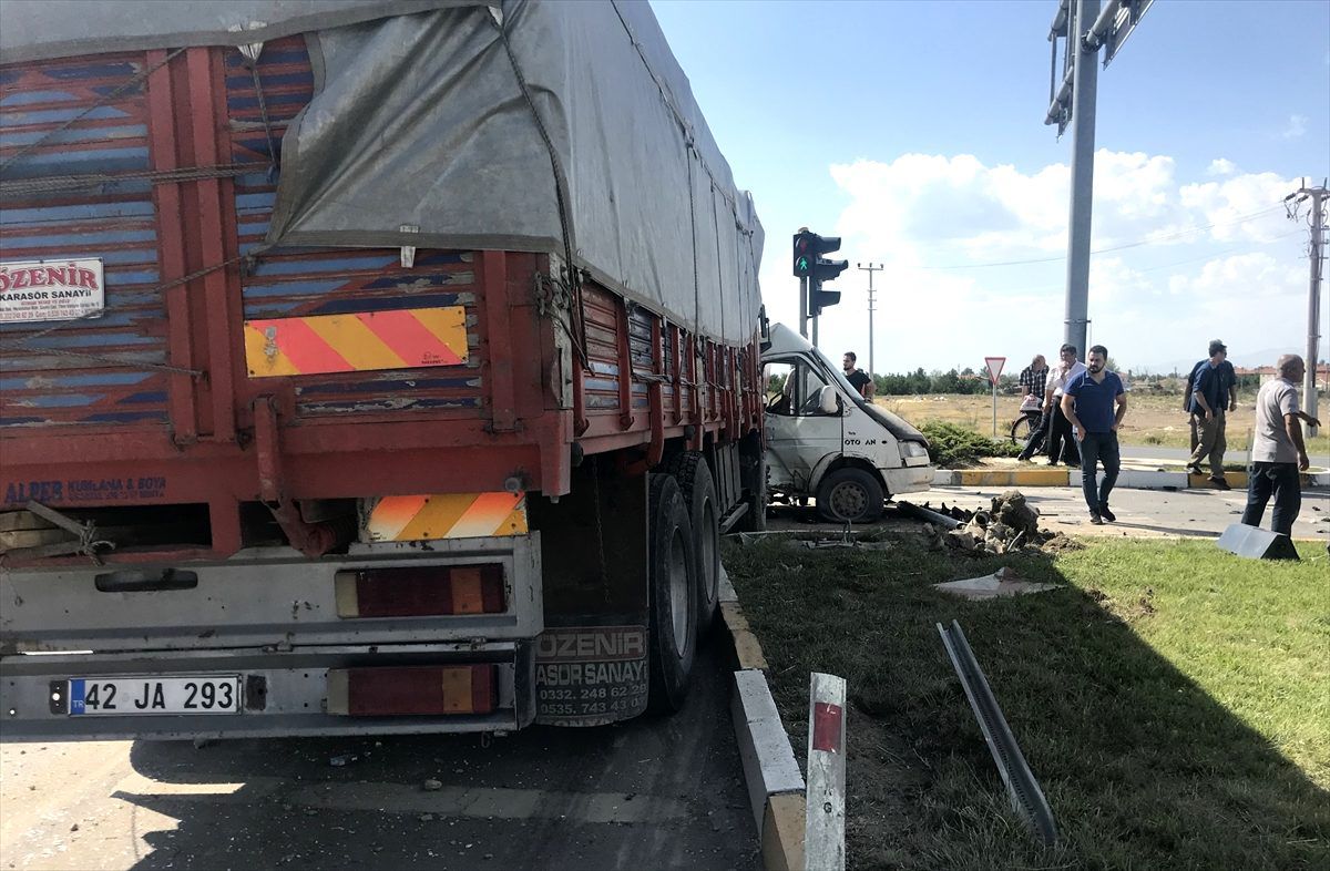 Konya\'da minibüs ile kamyon çarpıştı: 13 yaralı