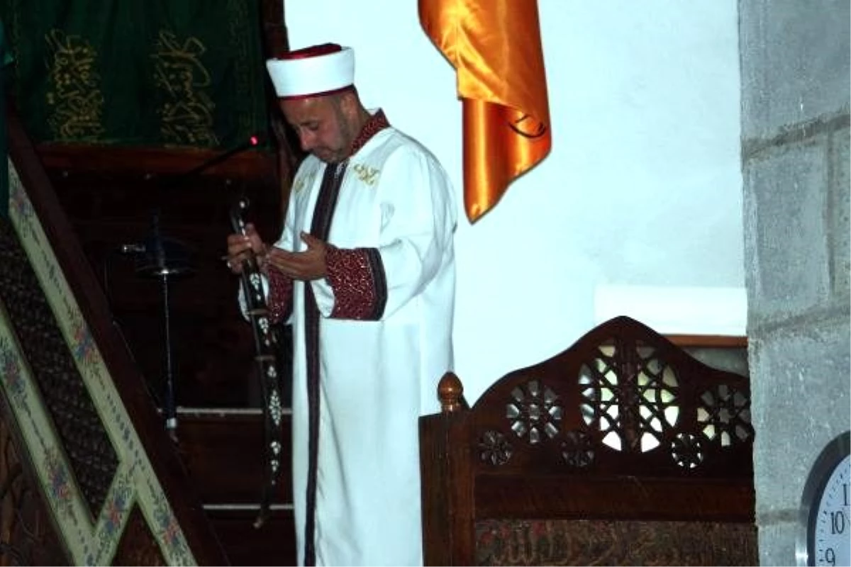 Niksar\'daki tarihi camide \'kılıçlı hutbe\' geleneği yaşatılıyor