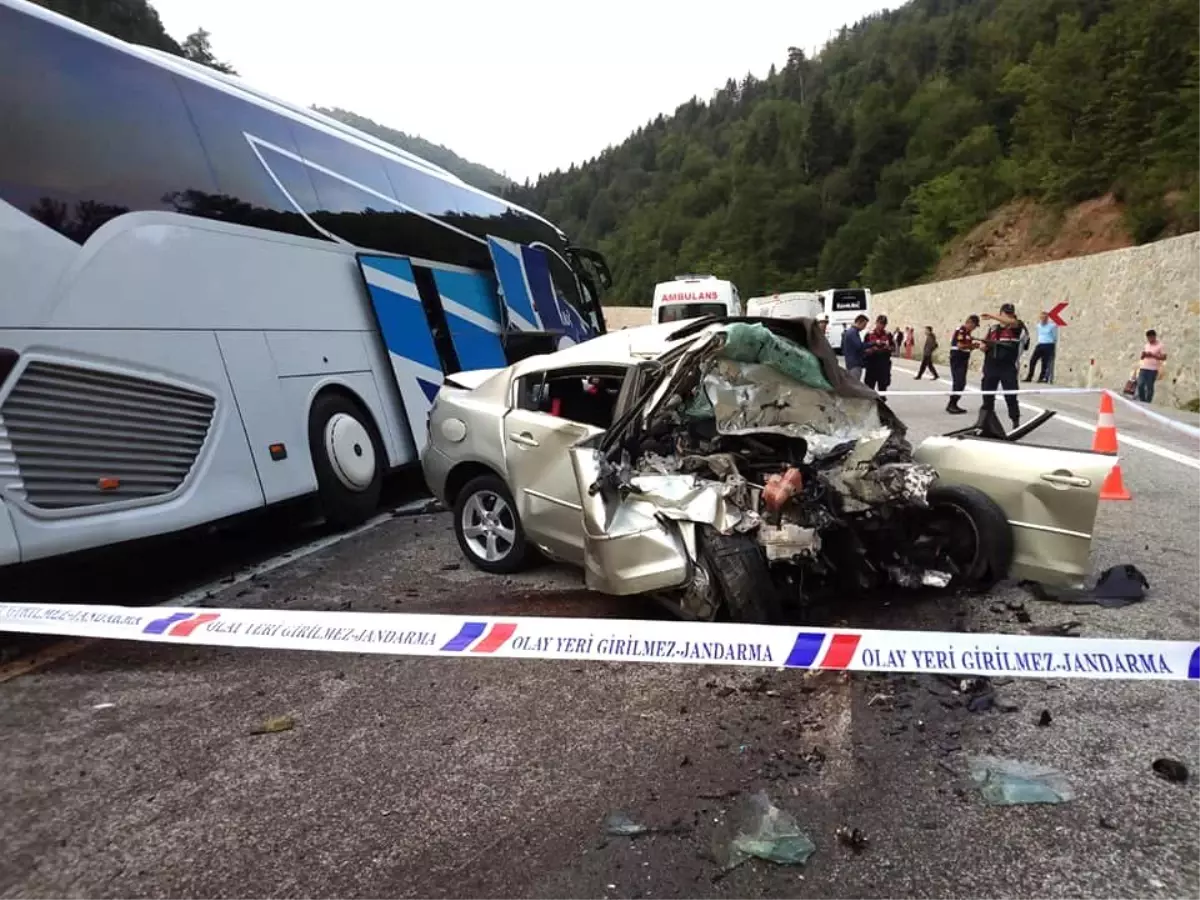 Otobüsle çarpışan otomobilin sürücüsü uzman çavuş hayatını kaybetti