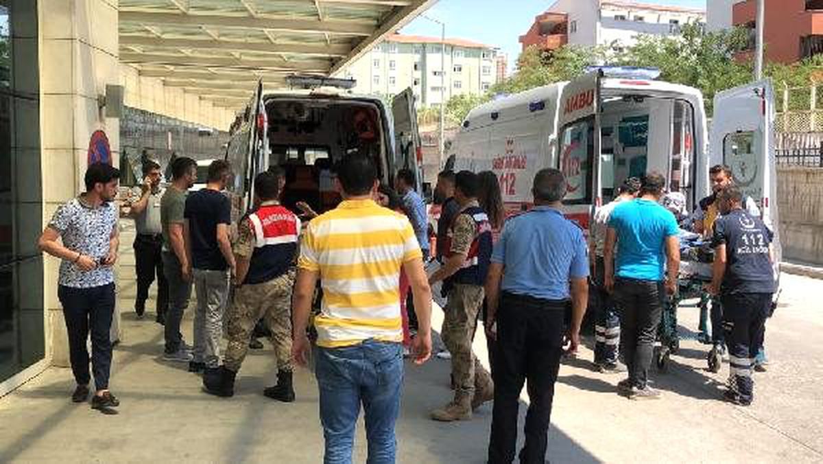 Pervari\'de, zırhlı aracın geçişi sırasında patlama: 2 asker yaralı