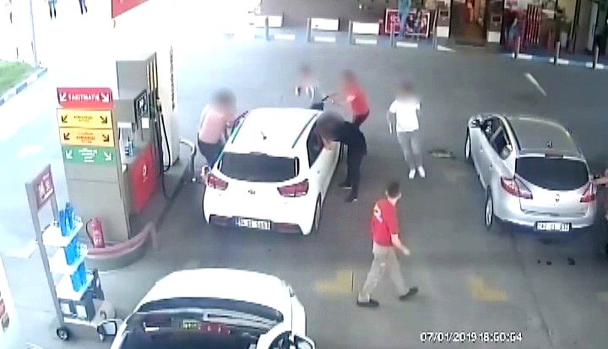 Polis hırsızları benzin istasyonunda yakaladı. o anlar kamerada