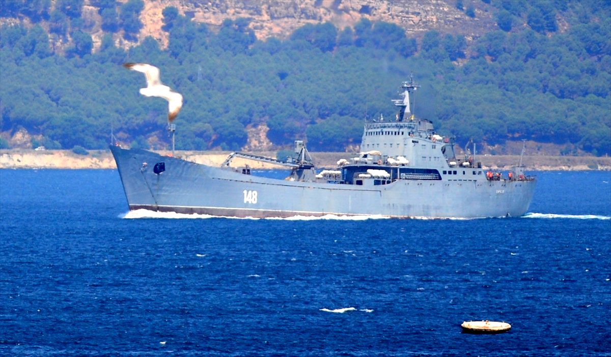 Rus askeri gemisi Çanakkale Boğazı\'ndan geçti