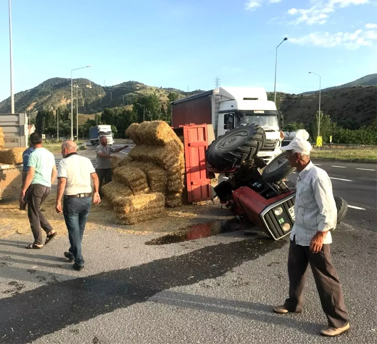 Saman balyası yüklü traktör devrildi, şans eseri yaralanan olmadı