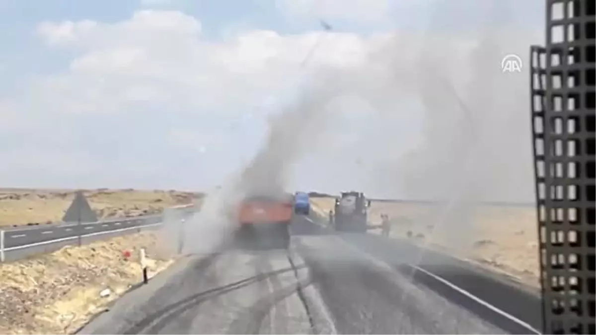 Şanlıurfa\'da seyir halindeki asfalt yüklü kamyon alev aldı