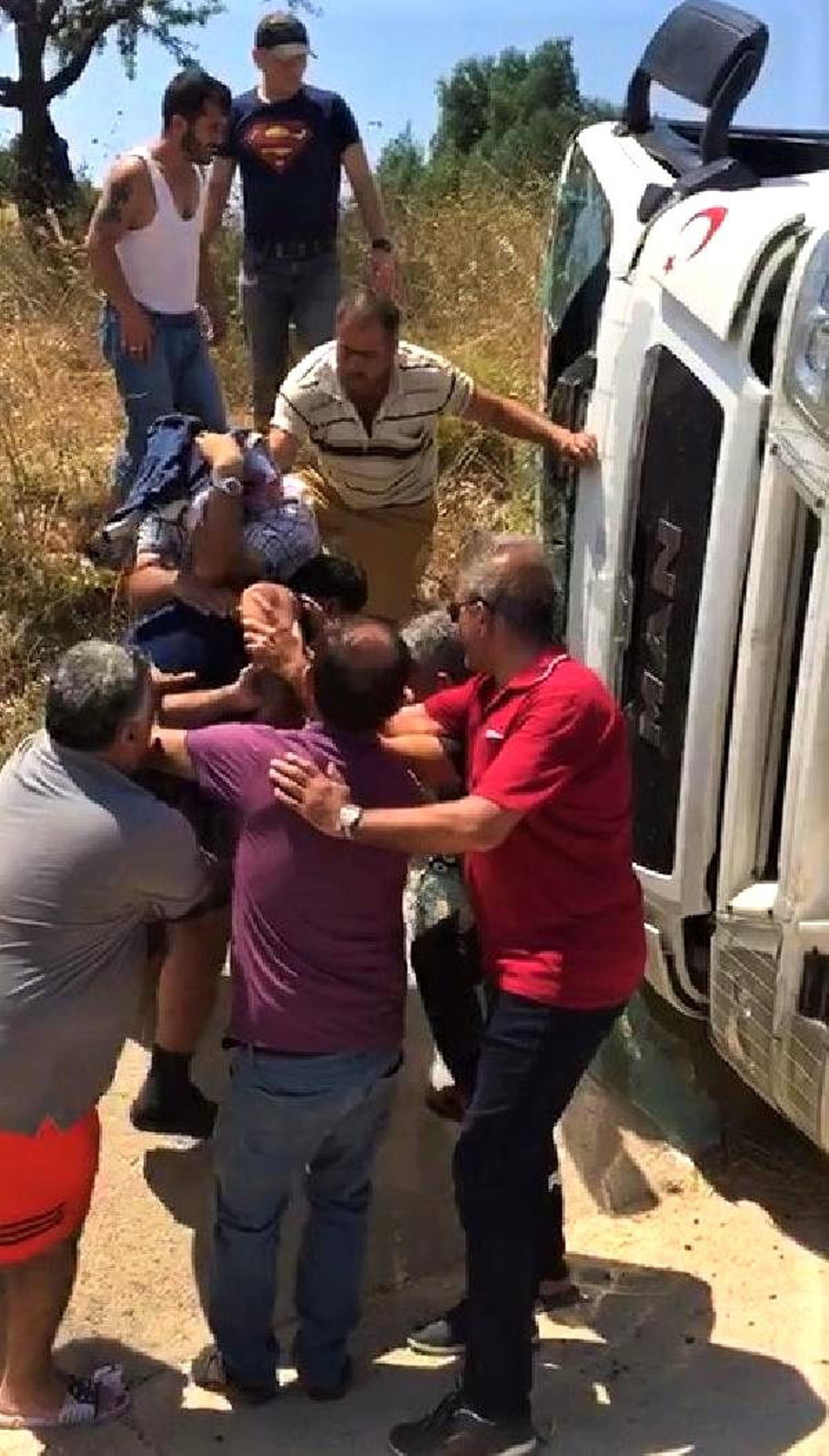 Şoförünün direksiyonda rahatsızlandığı TIR devrildi