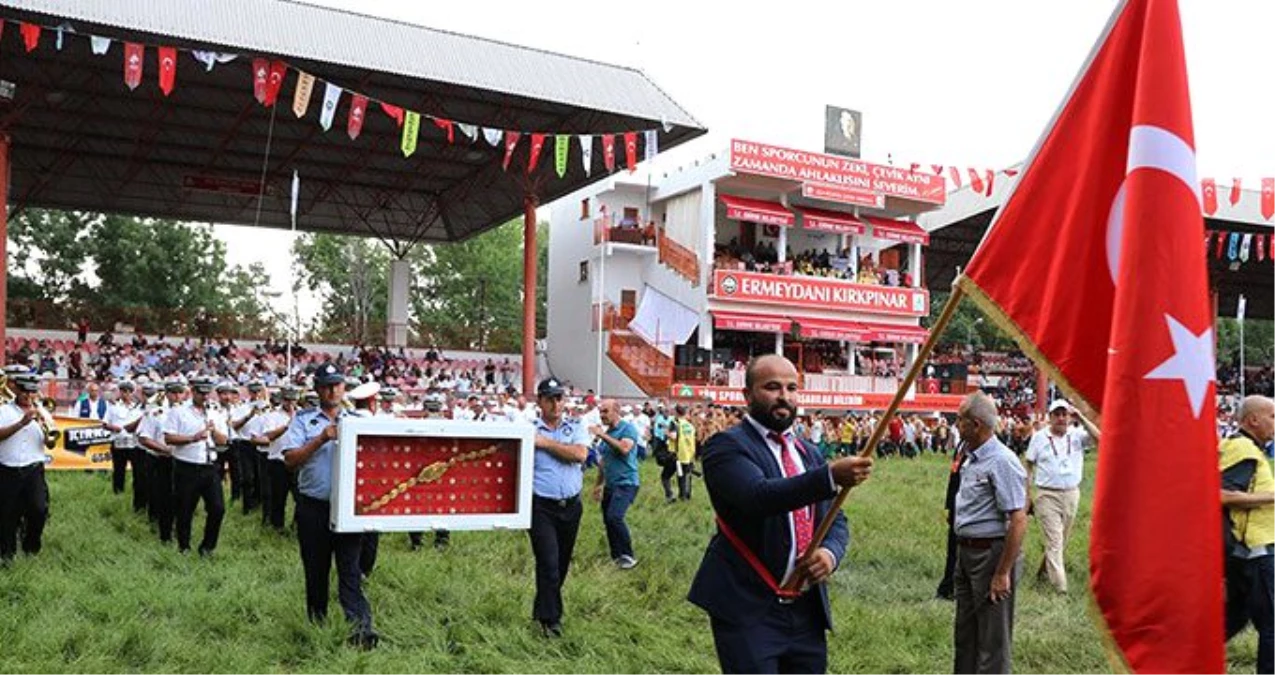 Tarihi Kırkpınar Yağlı Güreşleri\'nin açılış töreninde Edirne Belediye Başkanı Recep Gürkan\'ı ıslıkladılar