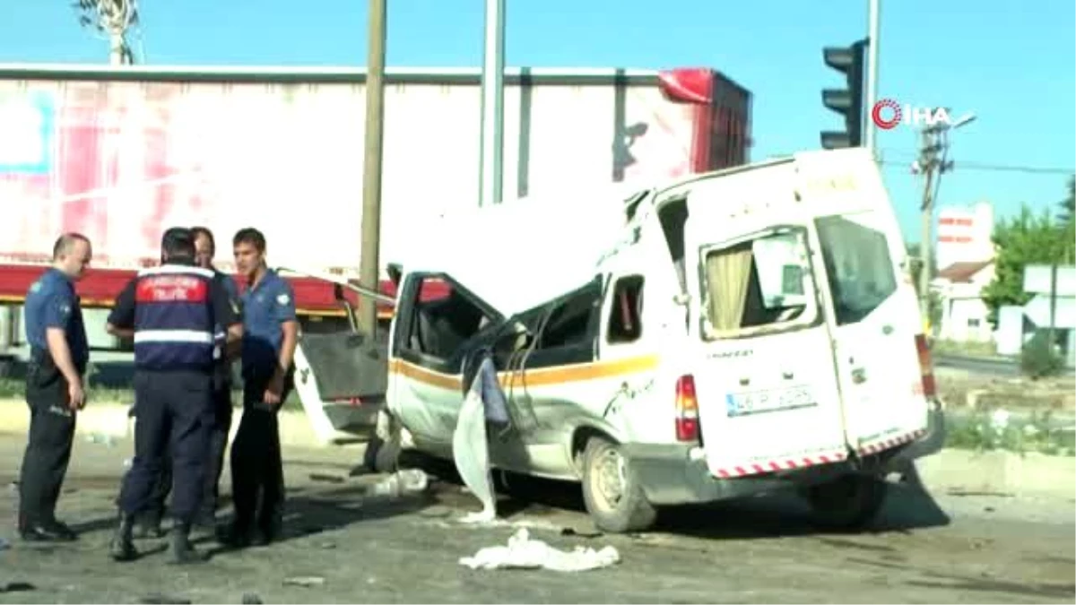 Tarım işçilerini taşıyan minibüs kaza yaptı: 14 yaralı